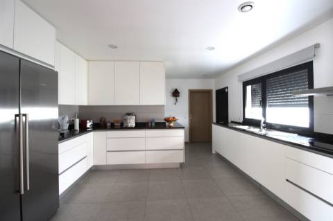 Moradia Isolada / Semi-nova / Vieira de Leiria