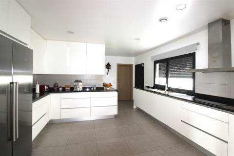 Moradia Isolada / Semi-nova / Vieira de Leiria