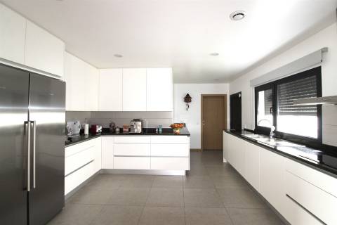 Moradia Isolada / Semi-nova / Vieira de Leiria