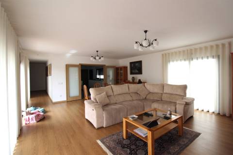 Moradia Isolada / Semi-nova / Vieira de Leiria