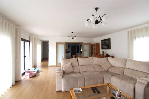 Moradia Isolada / Semi-nova / Vieira de Leiria