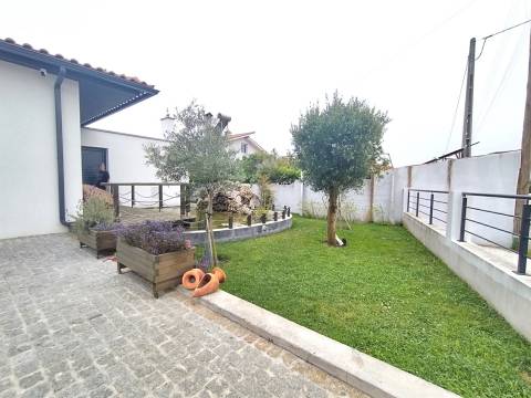 Moradia Isolada / Semi-nova / Vieira de Leiria