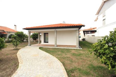 Moradia Isolada / Semi-nova / Vieira de Leiria