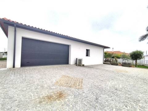Moradia Isolada / Semi-nova / Vieira de Leiria
