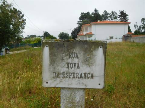 Terreno plano para construção / 600 m2 / Marrazes / Leiria