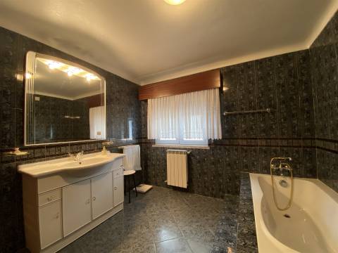 Moradia T5 / Ribeira de Baixo / Porto de Mós