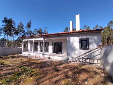 Moradia T3 / Nova / Terreno / Churrasqueira / Ar condicionado / Santa Eufémia / Leiria