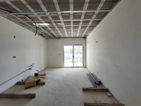 Moradia T3 / Nova / Terreno / Churrasqueira / Ar condicionado / Santa Eufémia / Leiria