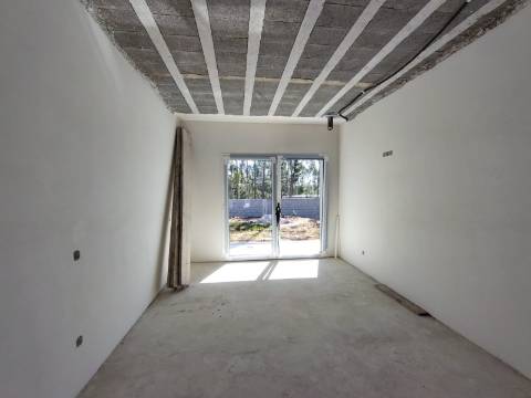 Moradia T3 / Nova / Terreno / Churrasqueira / Ar condicionado / Santa Eufémia / Leiria