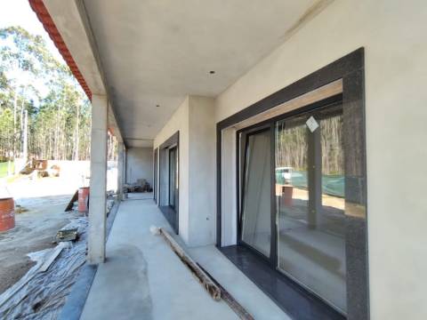 Moradia T3 / Nova / Terreno / Churrasqueira / Ar condicionado / Santa Eufémia / Leiria