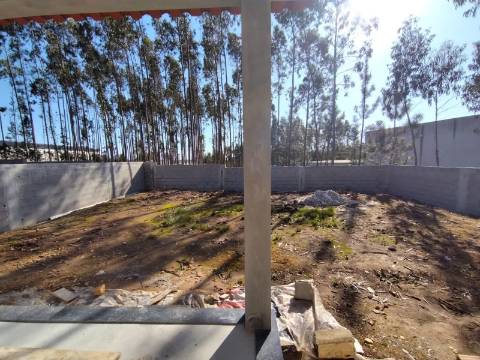 Moradia T3 / Nova / Terreno / Churrasqueira / Ar condicionado / Santa Eufémia / Leiria