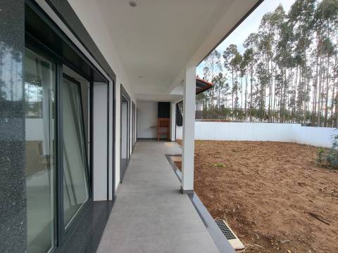 Moradia T3 / Nova / Terreno / Churrasqueira / Ar condicionado / Santa Eufémia / Leiria
