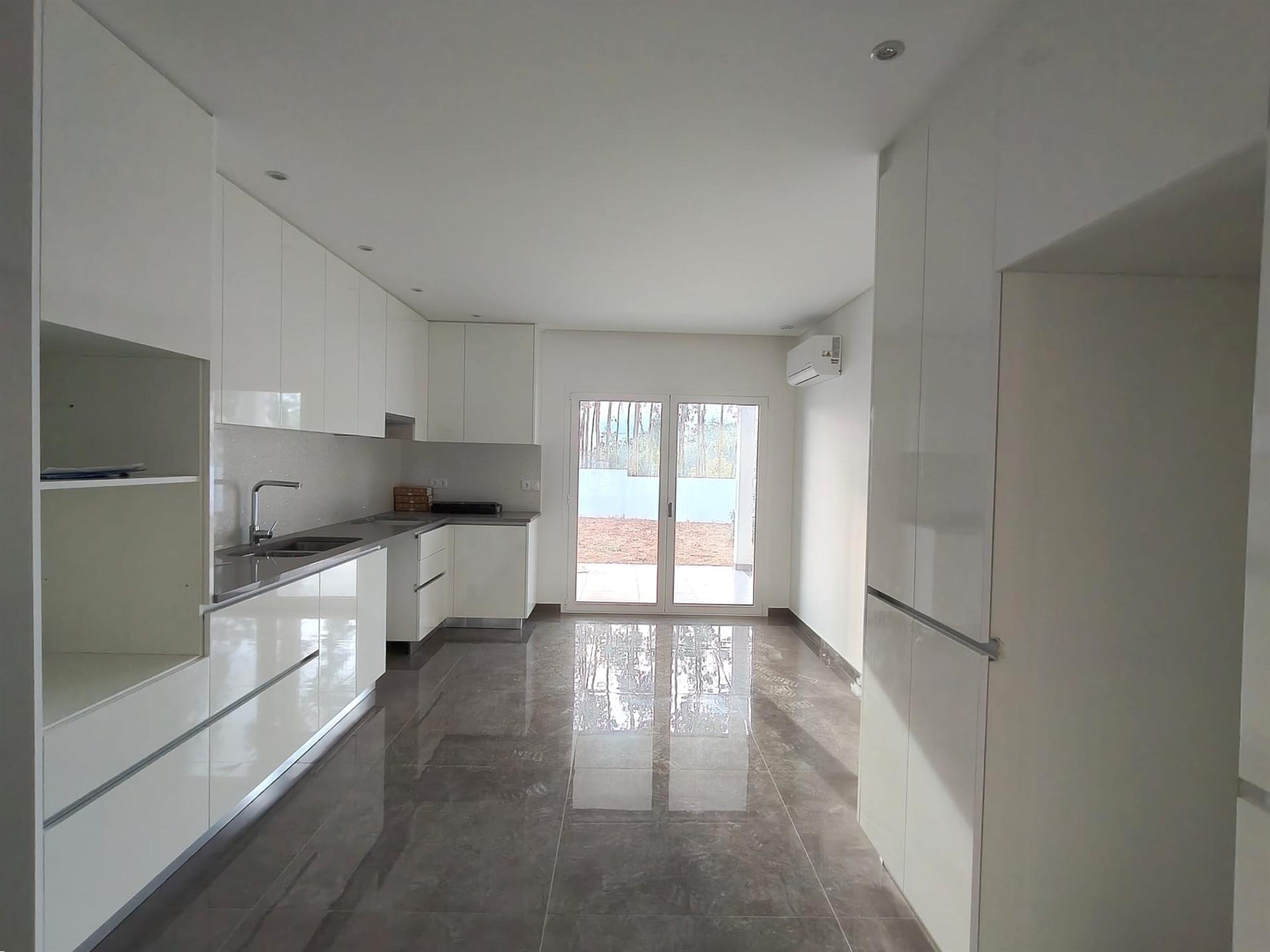 Moradia T3 / Nova / Terreno / Churrasqueira / Ar condicionado / Santa Eufémia / Leiria