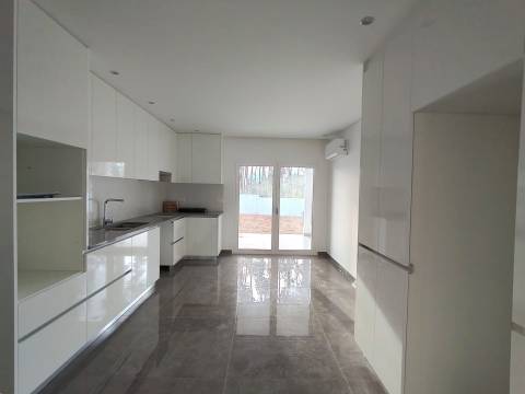 Moradia T3 / Nova / Terreno / Churrasqueira / Ar condicionado / Santa Eufémia / Leiria