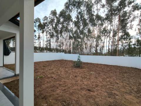 Moradia T3 / Nova / Terreno / Churrasqueira / Ar condicionado / Santa Eufémia / Leiria
