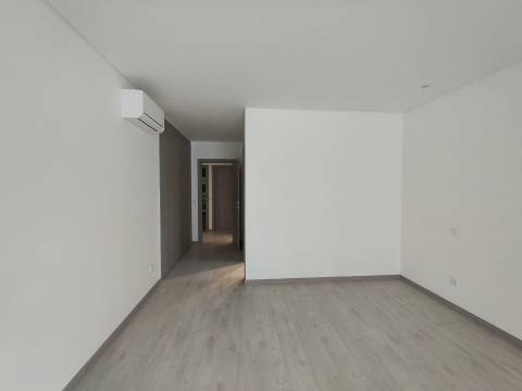 Moradia T3 / Nova / Terreno / Churrasqueira / Ar condicionado / Santa Eufémia / Leiria