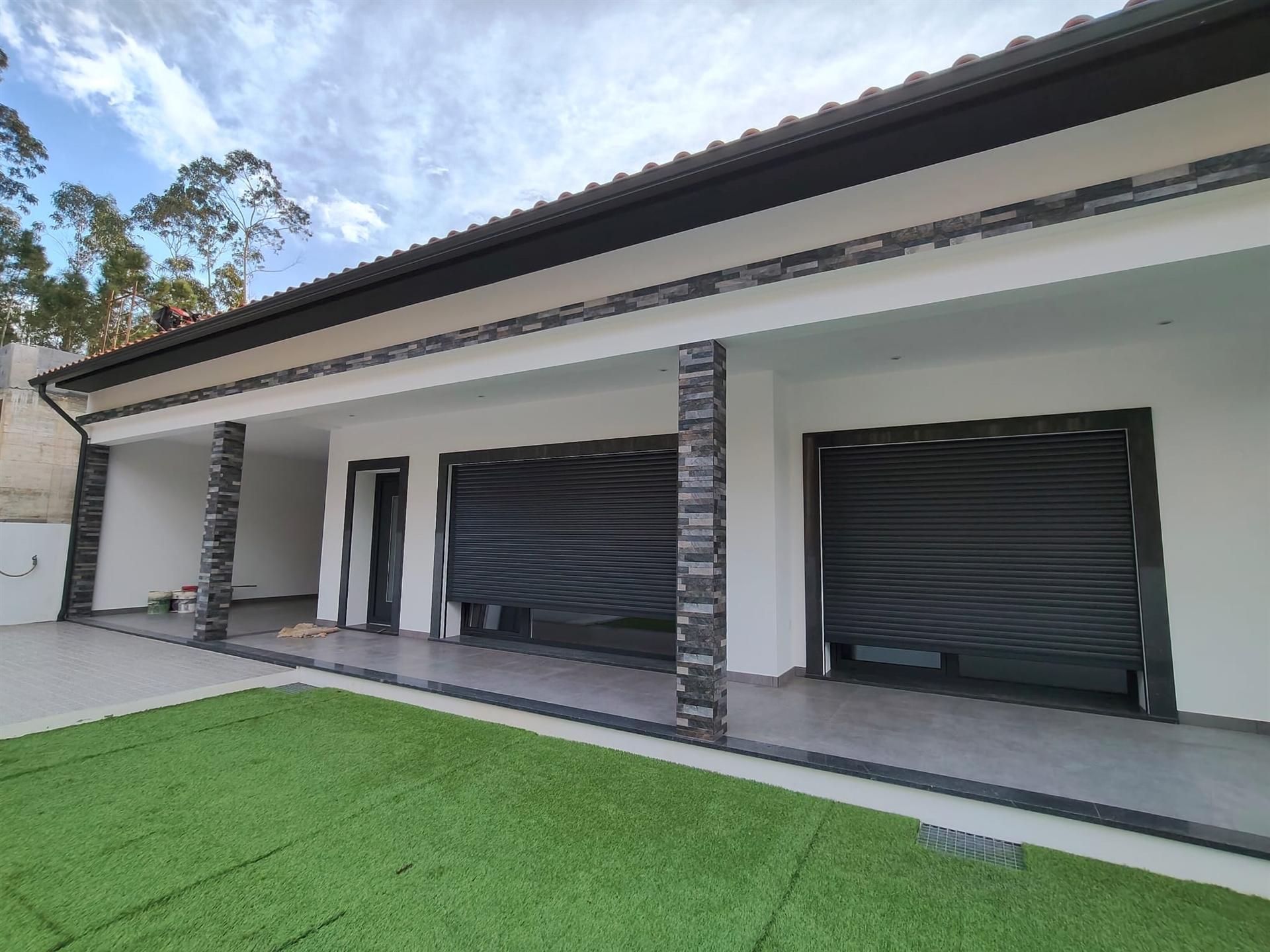 Moradia T3 / Nova / Terreno / Churrasqueira / Ar condicionado / Santa Eufémia / Leiria