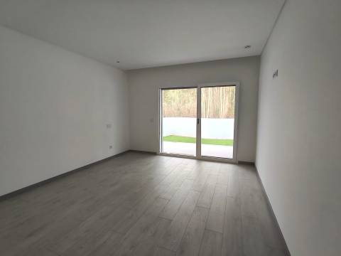 Moradia T3 / Nova / Terreno / Churrasqueira / Ar condicionado / Santa Eufémia / Leiria