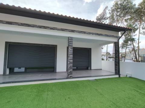 Moradia T3 / Nova / Terreno / Churrasqueira / Ar condicionado / Santa Eufémia / Leiria