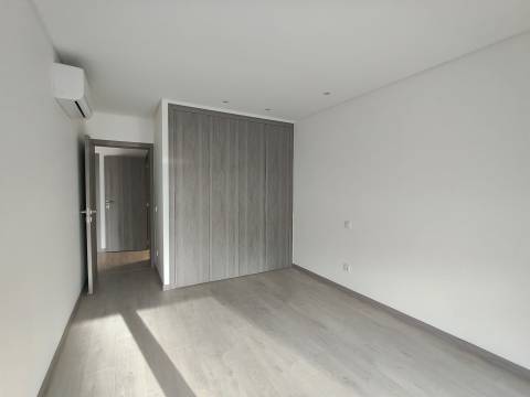 Moradia T3 / Nova / Terreno / Churrasqueira / Ar condicionado / Santa Eufémia / Leiria