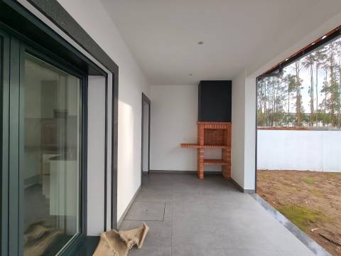 Moradia T3 / Nova / Terreno / Churrasqueira / Ar condicionado / Santa Eufémia / Leiria