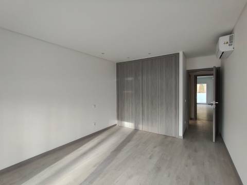 Moradia T3 / Nova / Terreno / Churrasqueira / Ar condicionado / Santa Eufémia / Leiria