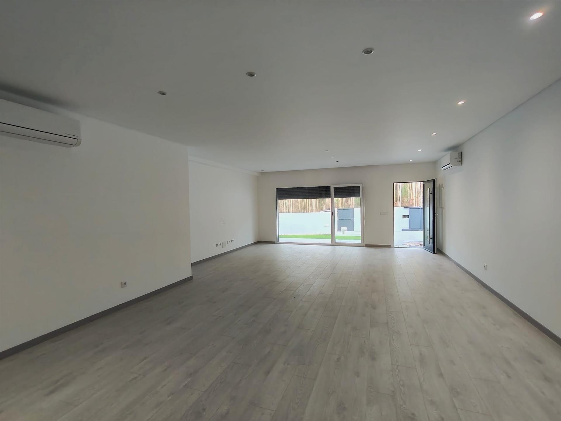 Moradia T3 / Nova / Terreno / Churrasqueira / Ar condicionado / Santa Eufémia / Leiria