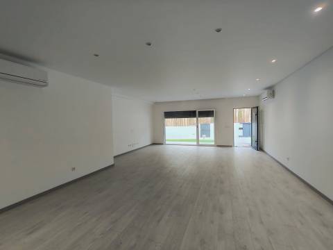 Moradia T3 / Nova / Terreno / Churrasqueira / Ar condicionado / Santa Eufémia / Leiria