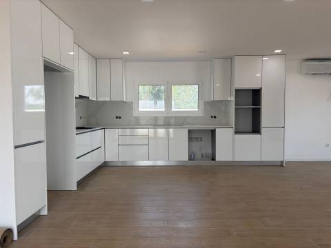 Moradia T4+1/ Terreno / Terraço / Nova / Caxarias