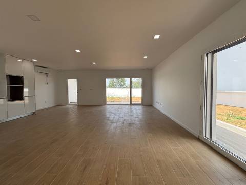 Moradia T4+1/ Terreno / Terraço / Nova / Caxarias