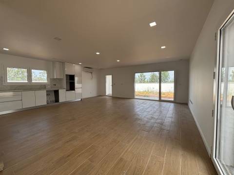 Moradia T4+1/ Terreno / Terraço / Nova / Caxarias