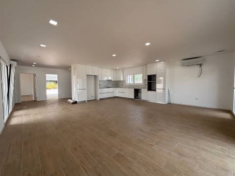 Moradia T4+1/ Terreno / Terraço / Nova / Caxarias