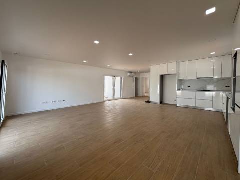 Moradia T4+1/ Terreno / Terraço / Nova / Caxarias