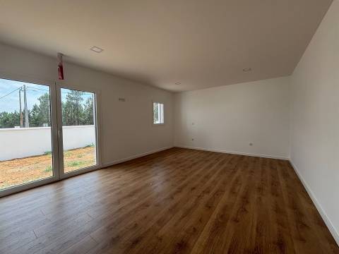 Moradia T4+1/ Terreno / Terraço / Nova / Caxarias