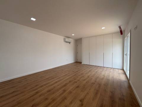 Moradia T4+1/ Terreno / Terraço / Nova / Caxarias