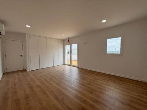 Moradia T4+1/ Terreno / Terraço / Nova / Caxarias