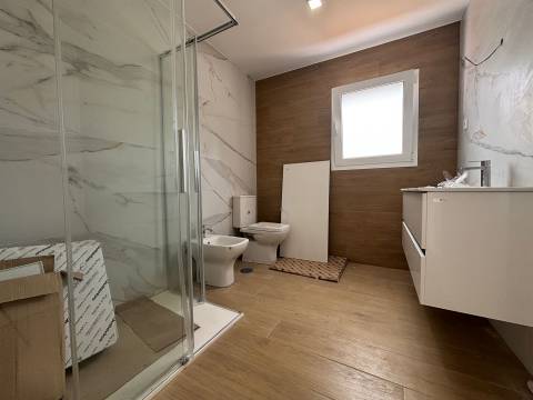 Moradia T4+1/ Terreno / Terraço / Nova / Caxarias