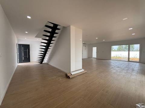 Moradia T4+1/ Terreno / Terraço / Nova / Caxarias