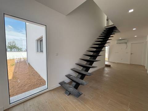 Moradia T4+1/ Terreno / Terraço / Nova / Caxarias