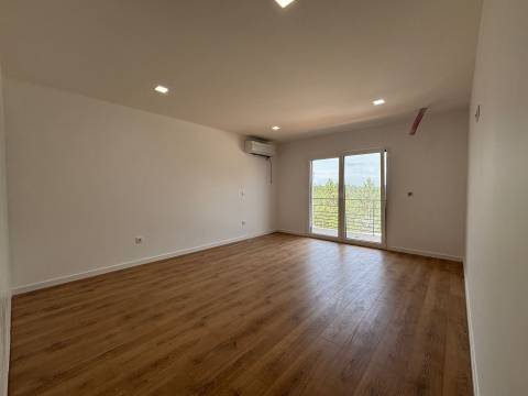 Moradia T4+1/ Terreno / Terraço / Nova / Caxarias