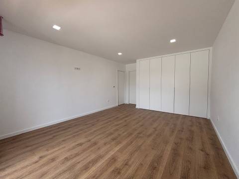 Moradia T4+1/ Terreno / Terraço / Nova / Caxarias