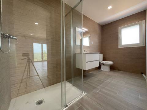 Moradia T4+1/ Terreno / Terraço / Nova / Caxarias