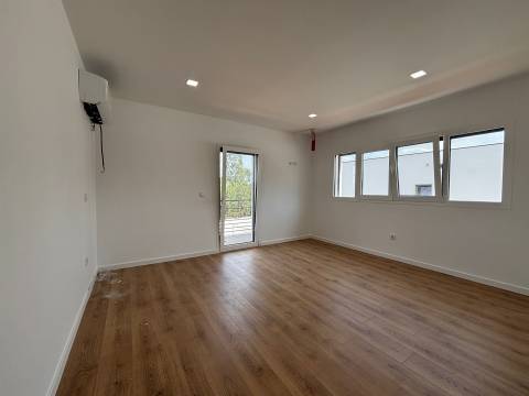 Moradia T4+1/ Terreno / Terraço / Nova / Caxarias