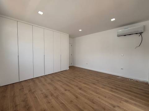 Moradia T4+1/ Terreno / Terraço / Nova / Caxarias