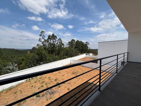 Moradia T4+1/ Terreno / Terraço / Nova / Caxarias