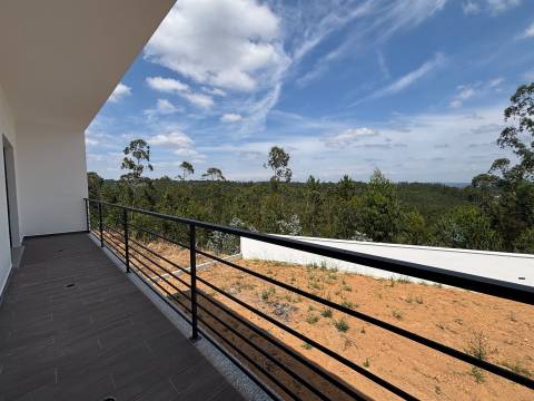 Moradia T4+1/ Terreno / Terraço / Nova / Caxarias