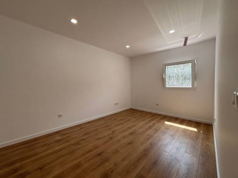 Moradia T4+1/ Terreno / Terraço / Nova / Caxarias