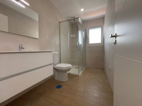 Moradia T4+1/ Terreno / Terraço / Nova / Caxarias