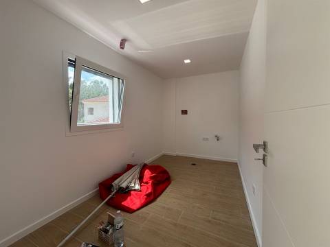 Moradia T4+1/ Terreno / Terraço / Nova / Caxarias