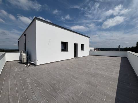 Moradia T4+1/ Terreno / Terraço / Nova / Caxarias